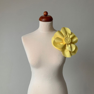 Velká květina z klasického materiálu