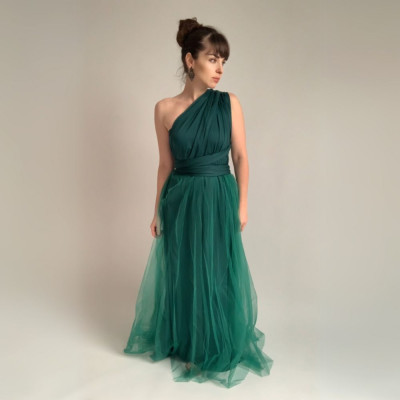 Borovicové šaty a smaragdová tylová sukně