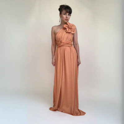 Velká květina + dlouhé šaty střihu Bohème z klasického materiálu