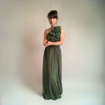 Velká květina + dlouhé šaty střihu Bohème z klasického materiálu