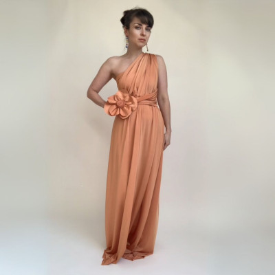 Velká květina + dlouhé šaty střihu Bohème z klasického materiálu