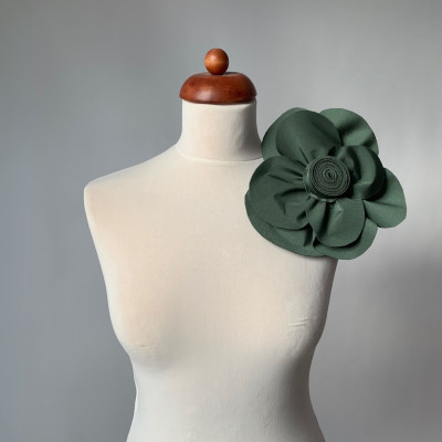 Velká květina + dlouhé šaty střihu Bohème z klasického materiálu