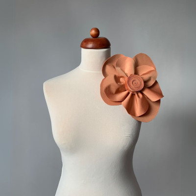 Velká květina z klasického materiálu