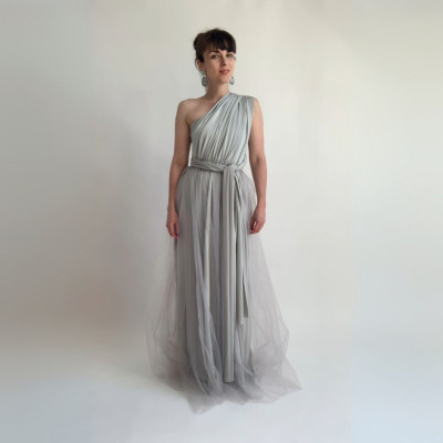 Komplet dlouhých variabilních šatů a tylové sukně