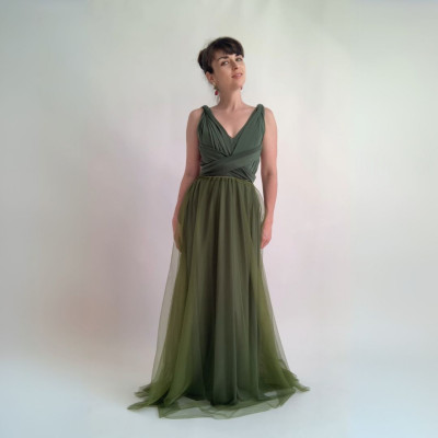 Komplet dlouhých variabilních šatů a tylové sukně