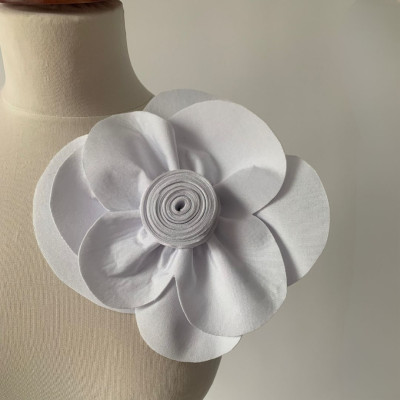 Velká květina z klasického materiálu