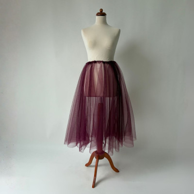 Midi tylová sukně, v barvě bordó, skládaná